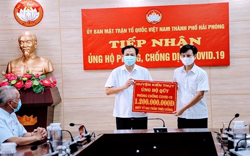 Ủy ban MTTQ Việt Nam thành phố Hải Phòng tiếp nhận kinh phí đóng góp vào Quỹ phòng, chống Covid-19 của các tầng lớp nhân dân.