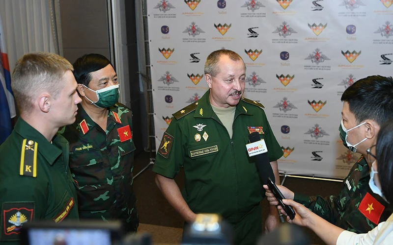 Thiếu tướng Alexander Peryazev trả lời phỏng vấn báo chí Việt Nam tại Moskva, Liên bang Nga, ngày 17/8. Ảnh: TRỌNG HẢI