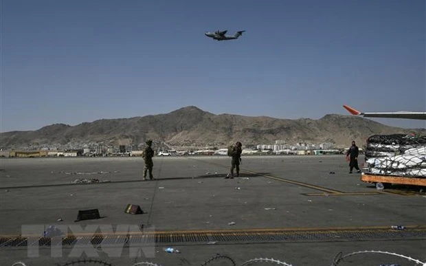 Binh sỹ Mỹ gác tại sân bay Kabul, Afghanistan. (Ảnh: AFP/TTXVN)