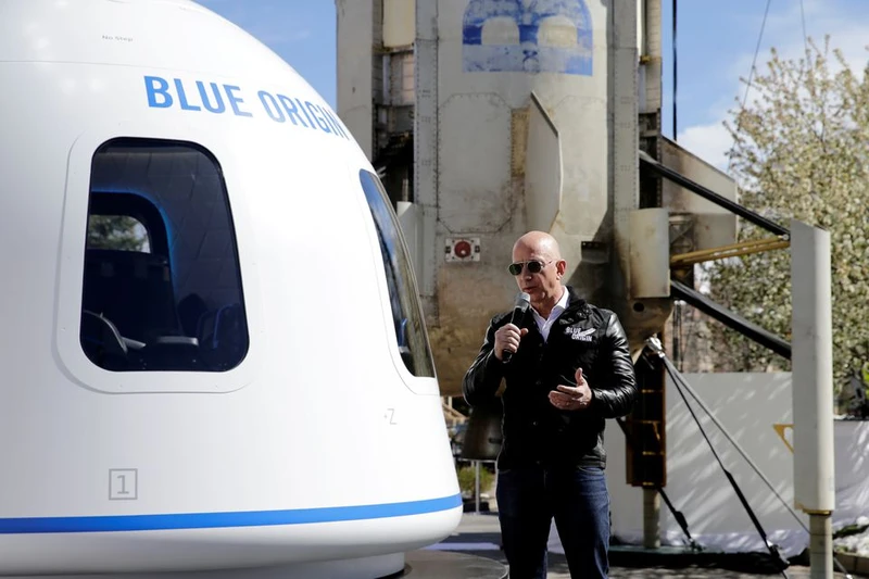 Người sáng lập Amazon và Blue Origin, tỷ phú Jeff Bezos, phát biểu trước giới truyền thông năm 2017. (Ảnh: Reuters).