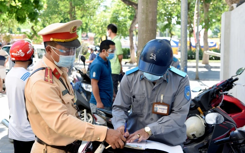 Các lực lượng chức năng kiểm tra nhắc nhở và xử phạt các trường hợp vi phạm trên tuyến đường Lê Mao, vào sáng 18/8.