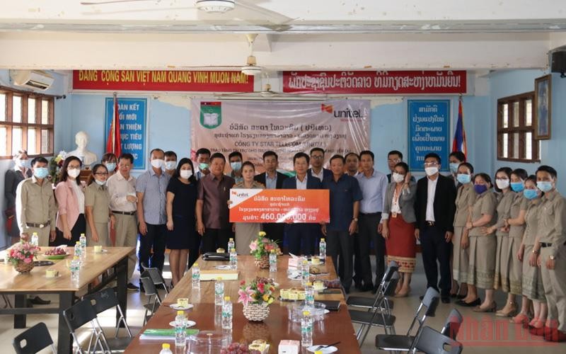 Toàn cảnh Lễ tài trợ học bổng và các giải pháp công nghệ của Star Telecom tặng Trường song ngữ Lào - Việt Nam, chiều 18/8.
