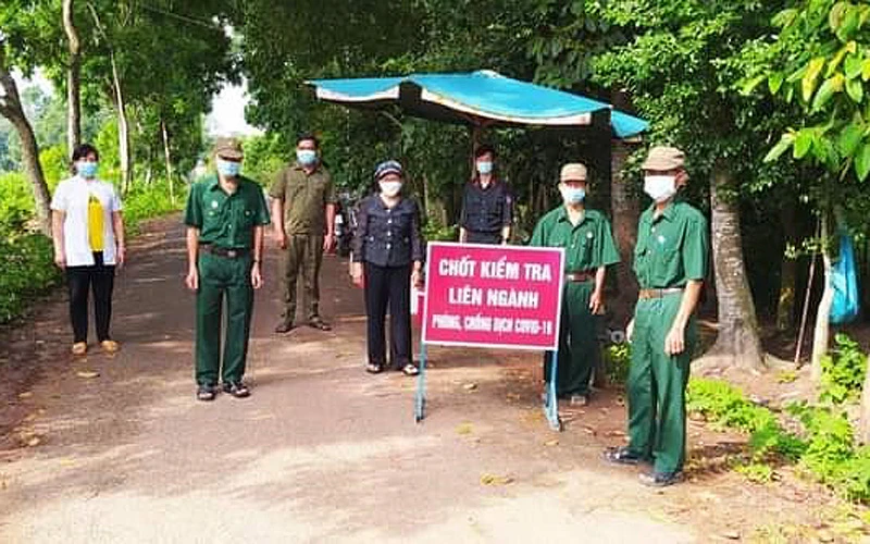 Lực lượng Cựu Chiến binh huyện Củ Chi tham gia bảo vệ tại chốt phòng, chống Covid-19. (Ảnh: CTV)