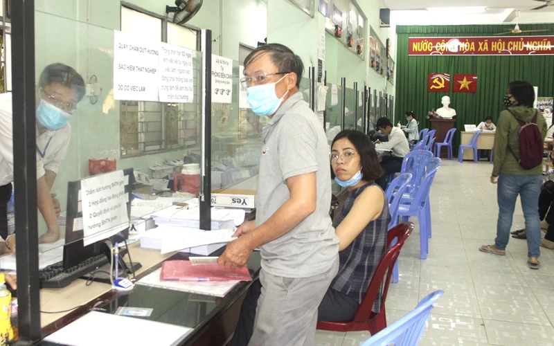 Trung tâm dịch vụ việc làm TP Hồ Chí Minh sẽ nhận hồ sơ, chi trả hỗ trợ cho người lao động không đủ điều kiện hưởng trợ cấp thất nghiệp (Ảnh chụp trước ngày 27/4/2021).. 