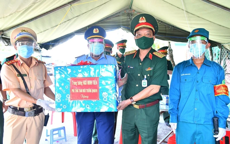 Đoàn công tác Bộ Quốc phòng tặng quà cho cán bộ chốt kiểm soát phòng, chống dịch tại xã Tân Hương, huyện Châu Thành (Tiền Giang).