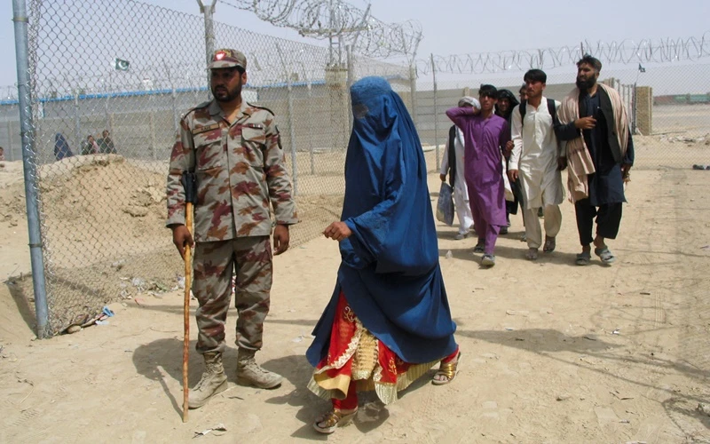 Những người Afghanistan sang Pakistan thông qua Cổng Hữu nghị tại biên giới hai nước, ngày 17/8. (Ảnh: Reuters)