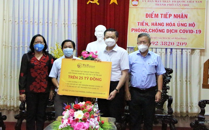 Đại diện Tập đoàn T&T Group trao tặng gói trang thiết bị, vật tư y tế trị giá trên 25 tỷ đồng cho ông Dương Tấn Hiển, Phó Chủ tịch Thường trực UBND TP Cần Thơ (thứ hai từ phải sang).