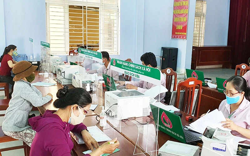 Nhân viên Phòng giao dịch Ngân hàng Chính sách xã hội huyện Ninh Sơn (Ninh Thuận) hướng dẫn người dân làm thủ tục vay vốn. 