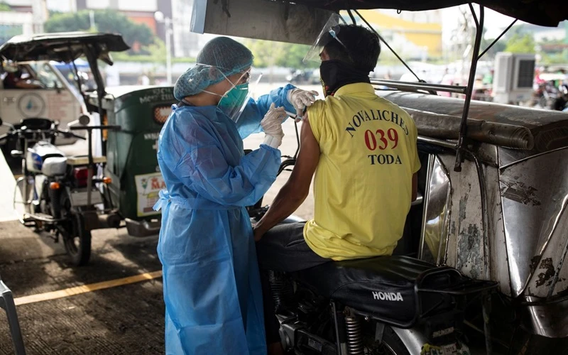Tiêm vaccine ngừa Covid-19 tại vùng thủ đô Manila, Philippines, ngày 13/8. (Ảnh: Reuters)