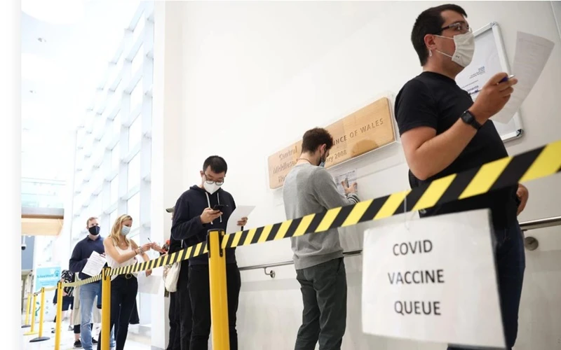 Người dân tại London, Anh, xếp hàng tiêm vaccine ngừa Covid-19. (Ảnh: Reuters)