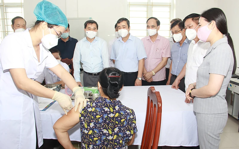 Tiêm thử nghiệm lâm sàng vaccine Covivac cho tình nguyện viên tại Trung tâm Y tế huyện Vũ Thư - tỉnh Thái Bình. (Ảnh: Bộ Y tế)