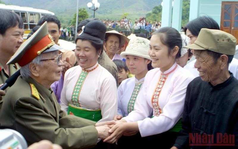 Đồng bào Điện Biên xúc động đón Đại tướng Võ Nguyên Giáp về thăm lại chiến trường Điện Biên Phủ.