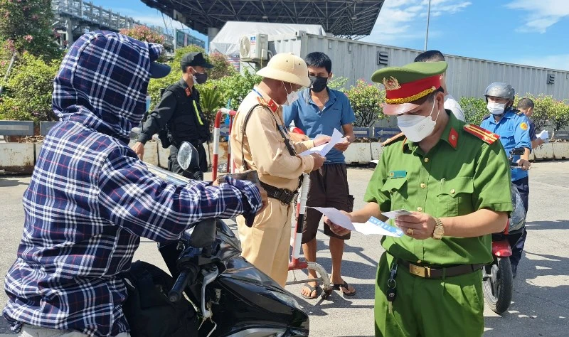 Các địa phương lập chốt, kiểm tra chặt người dân ra vào vùng dịch.