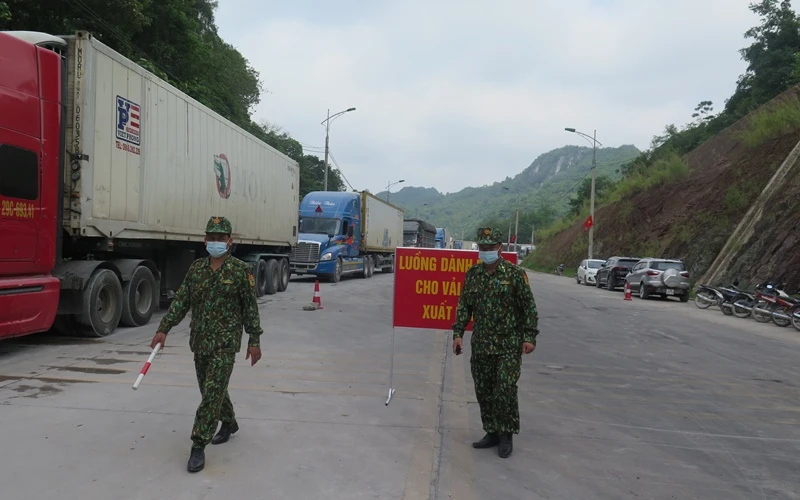 Xe chở hàng nông sản đang chờ làm thủ tục thông quan qua cửa khẩu Tân Thanh, Lạng Sơn.