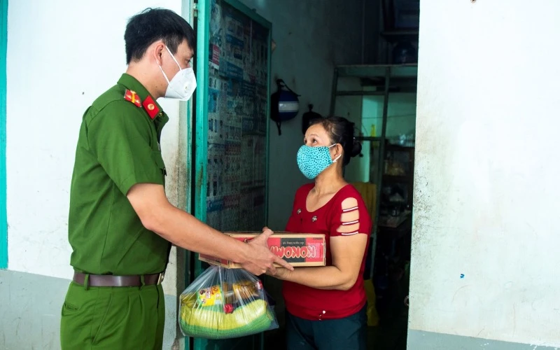 Lực lượng Công an TP Long Khánh tặng quà cho người ở trọ trên địa bàn.