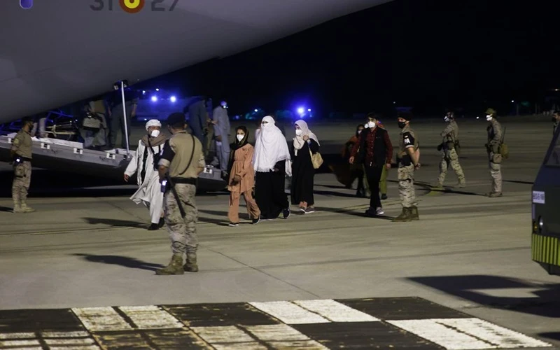 Công dân Tây Ban Nha và Afghanistan được sơ tán từ Kabul tới căn cứ không quân Torrejon, gần thủ đô Madrid, Tây Ban Nha, ngày 19/8. (Ảnh: Reuters)