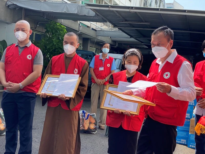 Hội Chữ thập đỏ TP Hồ Chí Minh khen thưởng đột xuất các tình nguyện viên Câu lạc bộ “Chuyến xe nghĩa tình”.