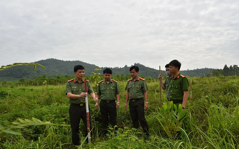 Đại tá Phạm Trường Giang, Giám đốc Công an tỉnh Phú Thọ (trái) kiểm tra tiến độ trồng rừng.
