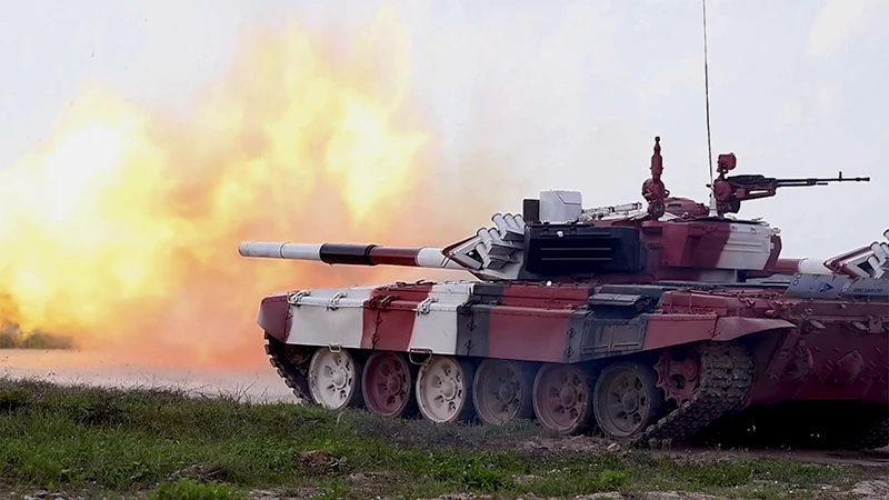 Xe tăng của đội tuyển Việt Nam bắn đạn thật hiệu chỉnh pháo chính. Ảnh: TRỌNG HẢI