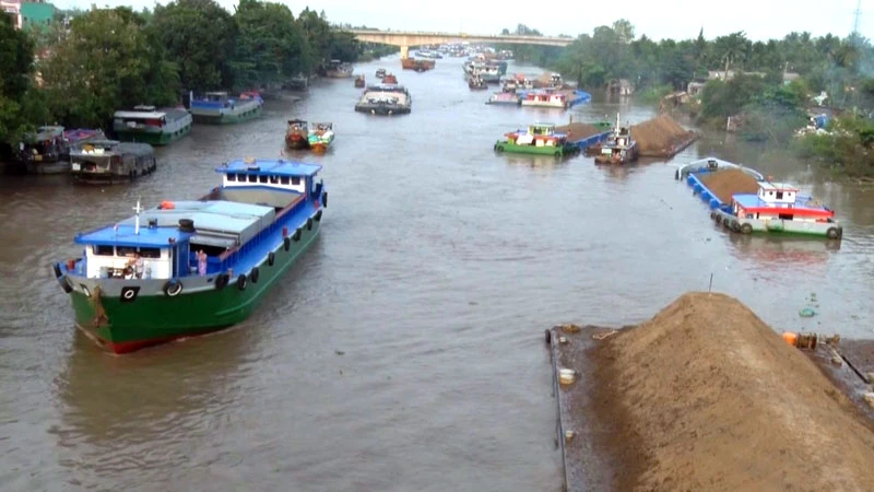 Kênh Chợ Gạo - tuyến vận tải thủy trọng điểm khu vực đồng bằng sông Cửu Long. (Ảnh: Cục Đường thủy nội địa Việt Nam cung cấp)
