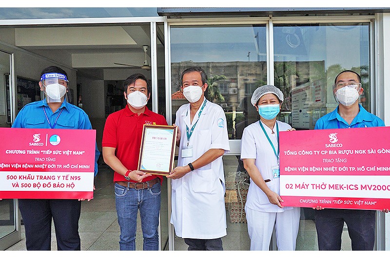 Đại diện Ban Tổ chức chương trình “Tiếp sức Việt Nam” trao máy thở và vật tư y tế, nhu yếu phẩm hỗ trợ Bệnh viện Nhiệt đới 2 (TP Hồ Chí Minh).