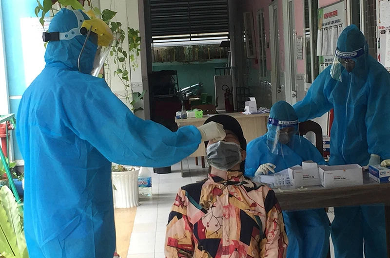 Lấy mẫu xét nghiệm sàng lọc Covid-19 cho người dân phường Hưng Lợi, quận Ninh Kiều, TP Cần Thơ.
