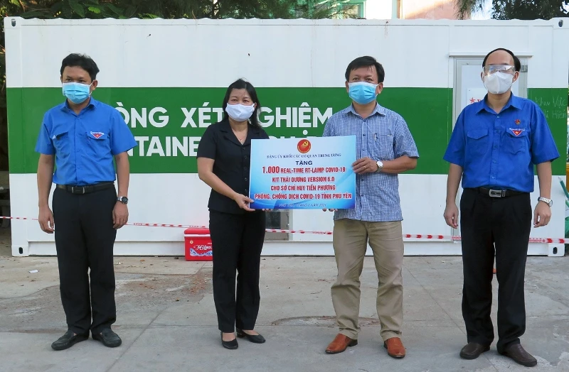 CDC Phú Yên tiếp nhận vật tư y tế hỗ trợ công tác chống dịch do Đảng ủy Khối các cơ quan Trung ương trao tặng.