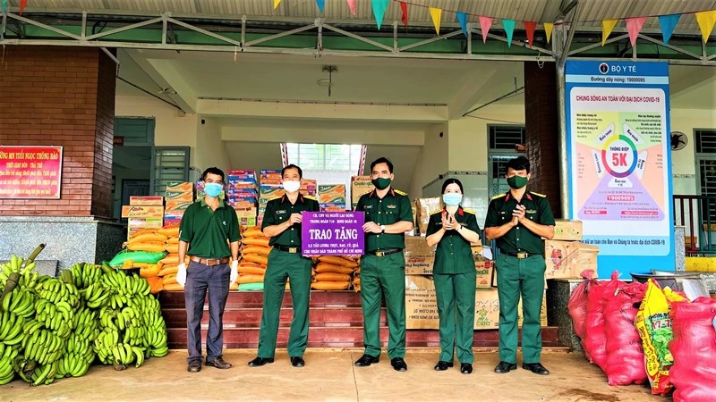 Đại diện Trung đoàn 719 trao tặng 3,5 tấn thực phẩm cho người dân và lực lượng tuyến đầu chống dịch Covid-19 ở TP Hồ Chí Minh.