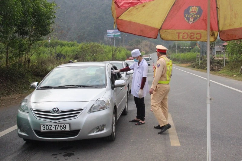 Do nhiều lối tắt, lối mòn vào tỉnh nên việc kiểm soát người ra, vào địa bàn Bắc Kạn gặp nhiều khó khăn. (Trong ảnh: Lực lượng chức năng tỉnh Bắc Kạn kiểm soát người vào tỉnh trên quốc lộ 3). 