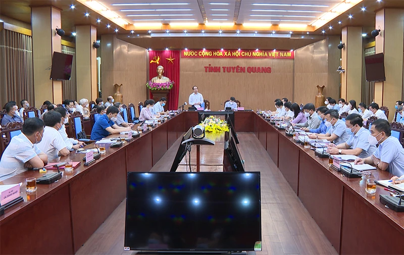 Bí thư Tỉnh ủy Tuyên Quang Chẩu Văn Lâm: tăng cường phòng, chống dịch, tập trung duy trì, mở rộng sản xuất.
