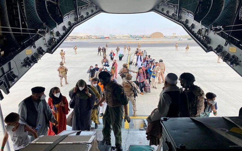 Công dân Tây Ban Nha sống tại Afghanistan và công dân Afghanistan lên máy bay quân sự tại sân bay quốc tế Hamid Karzai để rời khỏi Kabul, ngày 18/8. (Ảnh: Bộ Quốc phòng Tây Ban Nha/Reuters)
