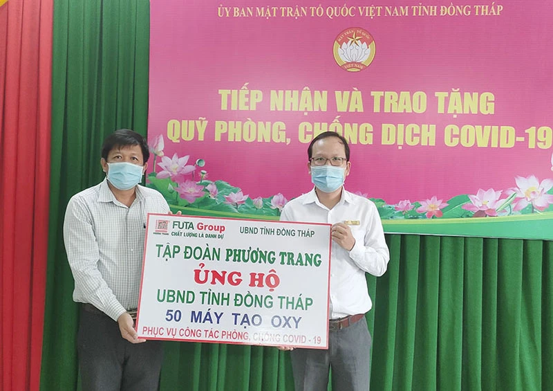 Tỉnh Đồng Tháp nhận bảng tượng trưng Tập đoàn Phương Trang ủng hộ Quỹ phòng, chống dịch Covid-19. 