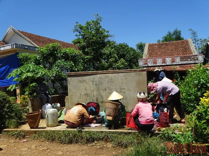 Bể nước duy nhất phục vụ cho 141 hộ thôn Hòa Ngãi xã Sơn Định, huyện Sơn Hòa thường xuyên thiếu nước, do mạch nguồn từ trên núi dẫn về đã bị cạn kiệt.