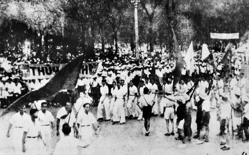 Tại Sài Gòn, ngày 25/8/1945, hơn một triệu quần chúng nội thành và ven đô cùng một số tỉnh lân cận tiến hành mít-tinh, tuần hành vũ trang, lật đổ chính quyền phát-xít Nhật. Ảnh: Tư liệu 