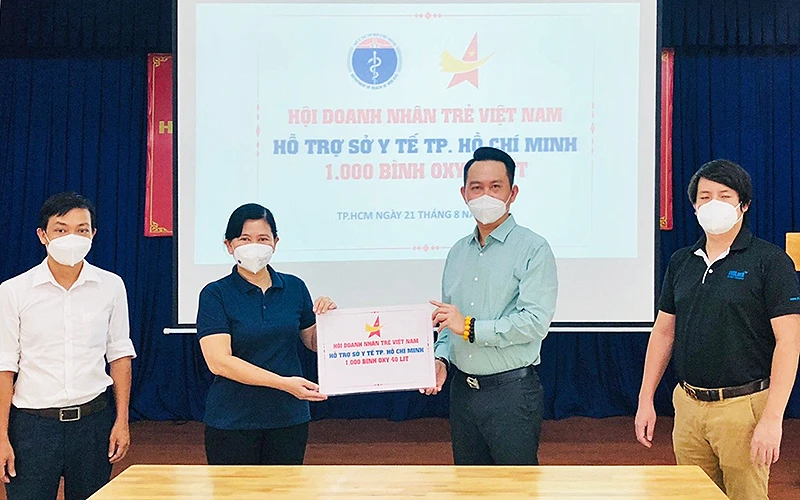 Chủ tịch Hội Doanh nhân trẻ Việt Nam Đặng Hồng Anh (thứ 2 từ phải sang trong ảnh) trao 1.000 bình oxy dung tích 40 lít tặng Sở Y tế TP Hồ Chí Minh.
