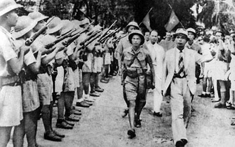 Tư lệnh Giải phóng quân Việt Nam Võ Nguyên Giáp tại lễ duyệt binh ở Hà Nội, ngày 26/8/1945, sau khi giành được chính quyền trong Cách mạng Tháng Tám. Ảnh: Tư liệu