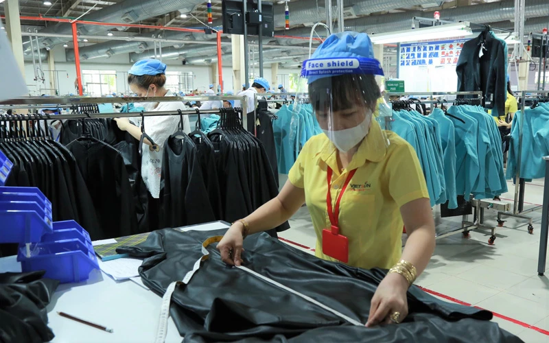 Công nhân tại một doanh nghiệp sản xuất theo phương án “3 tại chỗ” ở Đồng Nai.