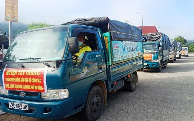 Đoàn xe chở hàng của huyện Tây Giang xuống hỗ trợ Đà Nẵng.