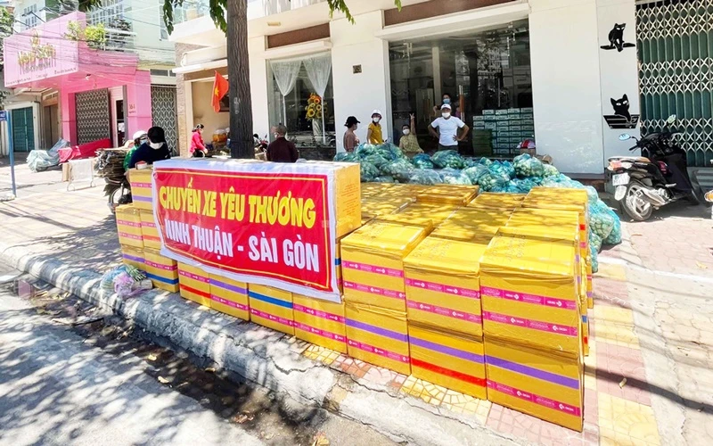 Hàng hóa hỗ trợ người dân vùng dịch Covich-19 tại TP Hồ Chí Minh được các nhà hảo tâm, tình nguyện viên tập kết tại nhà anh Phạm Văn Cường.