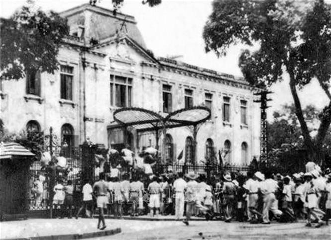 Quần chúng nhân dân Thủ đô đánh chiếm Bắc Bộ phủ, cơ quan đầu não của chính quyền tay sai Pháp ở Bắc Bộ, ngày 19/8/1945. Ảnh: TTXVN