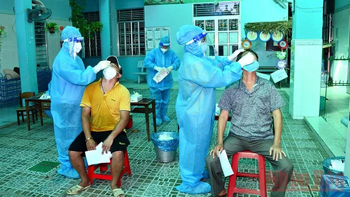 Xét nghiệm sàng lọc SARS-CoV-2 cho người dân phường Đức Nghĩa, TP Phan Thiết (Bình Thuận). Ảnh: ĐÌNH CHÂU.