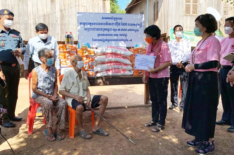 Chính phủ Campuchia tặng quà cho người già trên 100 tuổi tình nguyện tiêm vaccine ngừa Covid-19. (Ảnh: Fresh News)