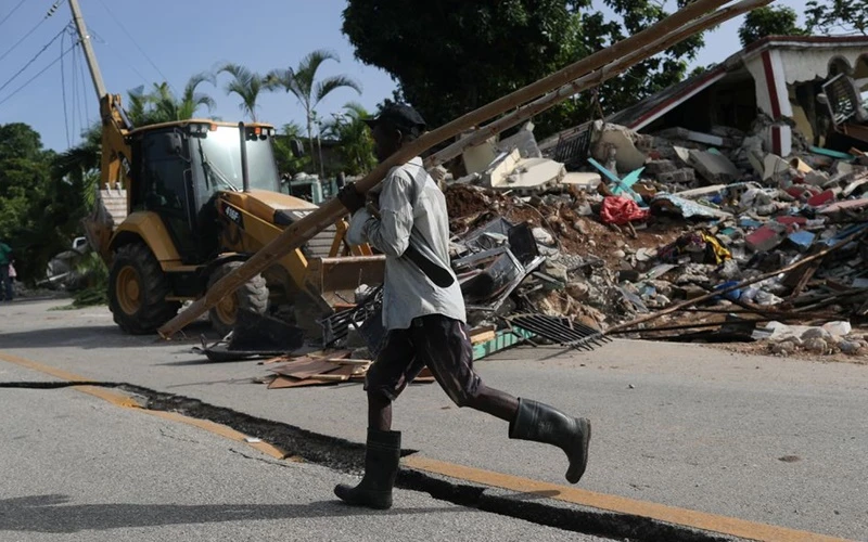 Vết rạn trên một tuyến đường tại Les Cayes, Haiti, sau trận động đất ngày 14/8. (Ảnh: Reuters)