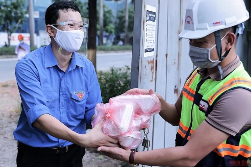 Đoàn viên, thanh niên tình nguyện trao các suất ăn của chương trình “Triệu bữa cơm – Hà Nội nghĩa tình” tặng người lao động Thủ đô có hoàn cảnh khó khăn.