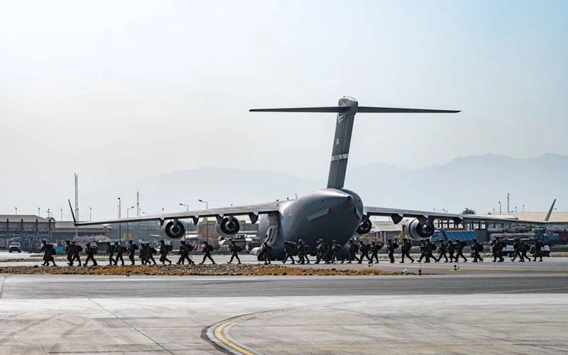 Binh sĩ Mỹ hỗ trợ bảo đảm an ninh tại sân bay quốc tế Hamid Karzai ở Kabul, ngày 20/8. (Ảnh: Không quân Mỹ/Reuters)