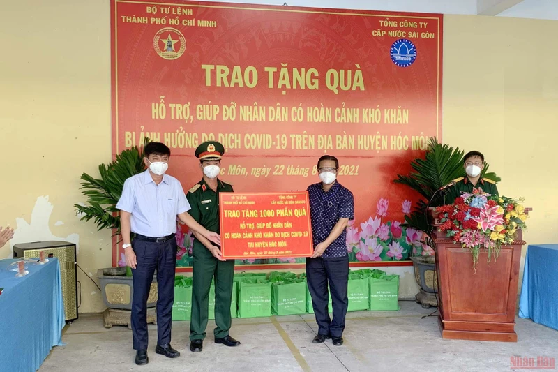 Trao biểu trưng 1.000 phần quà cho người dân có hoàn cảnh khó khăn bị ảnh hưởng bởi đại dịch Covid-19 trên địa bàn huyện Hóc Môn.