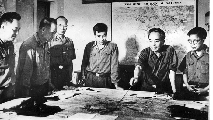 Đại tướng Võ Nguyên Giáp cùng Tổ trung tâm theo dõi chiến trường vào tháng 4-1975.