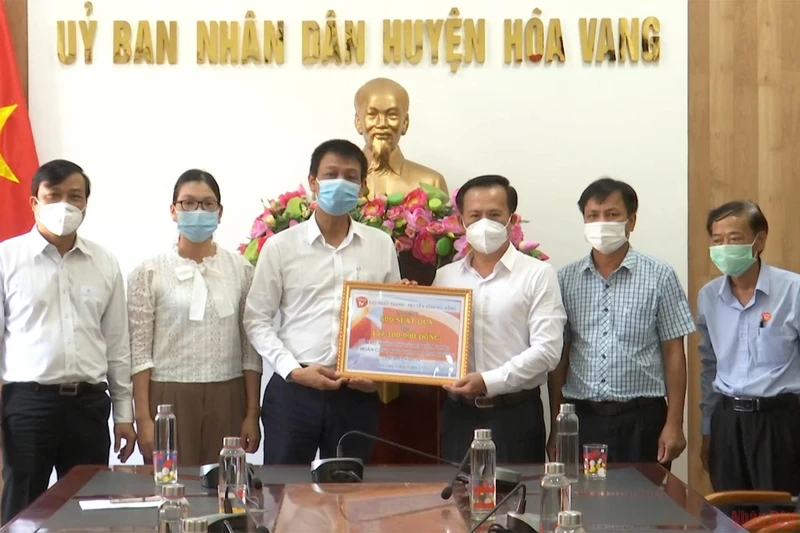 Giám đốc Đài PTTH Đà Nẵng trao tượng trưng 500 xuất qùa cho hộ nghèo, hoàn cánh khó khăn huyện Hòa Vang.
