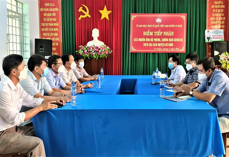 Các phóng viên làm việc với lãnh đạo Huyện ủy Cư Kuin.