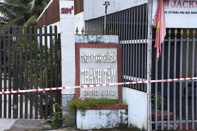 Khu vực Công ty TNHH MTV dịch vụ thủy sản Thành Tâm bị phong toả vì liên quan vụ án làm lây lan dịch bệnh. 